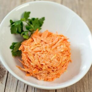 Салат из моркови с майонезом и чесноком
